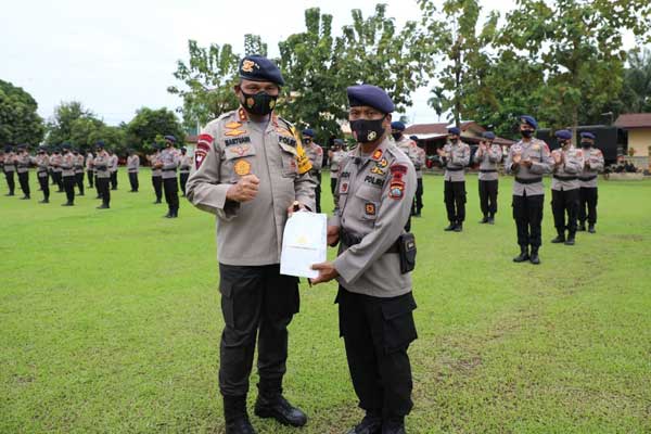 APEL: Kapoldasu Irjen Pol Martuani Sormin bersama personel Brimob yang akan dikirim ke Jakarta, usai apeldi Mako Brimob Polda Sumut, Rabu (7/0).dewi/sumut pos.