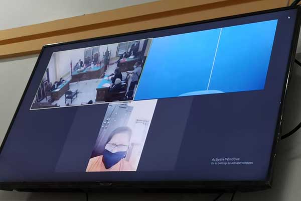 SIDANG: Erdina Br Sembiring (layar monitor) terdakwa penyebar berita hoax menjalani sidang dakwaan, Selasa (20/10).