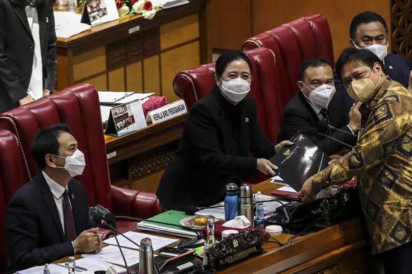 OMNIBUS LAW: Menteri Perekonomian, Airlangga Hartarto (kanan) memberikan pandangan akhir pemerintah mengenai UU Omnibus Law Cipta Kerja, kepada Ketua DPR Puan Maharani, saat Rapat Parpurna di Kompleks Parlemen Jakarta, Senin (5/10).Lp6/Johan Tallo.