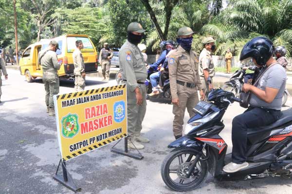 Razia masker: Satpol PP saat menggelar razia masker di kawasan terminal amplas, belum lama ini. Pengawasan protokol kesehatan di Kota Medan dinilai tak maksimal.istimewa/sumut pos.