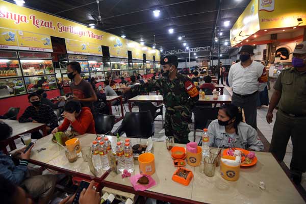 CAFE: Tim Satgas Covid-19 Mebidang saat razia protokol esehatan di salah satu cafe, Rabu (14/10) malam.Humas Sumut / Fahmi Aulia.