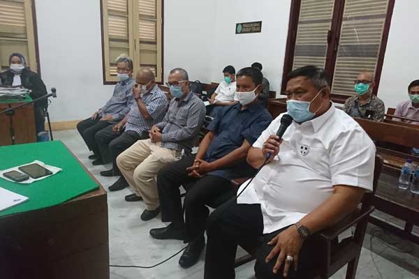 SIDANG: Bupati Labura, Kharuddin Syah (pegang mic) memberikan keterangan dalam kasus dugaan korupsi DBH PBB, Senin (5/10).