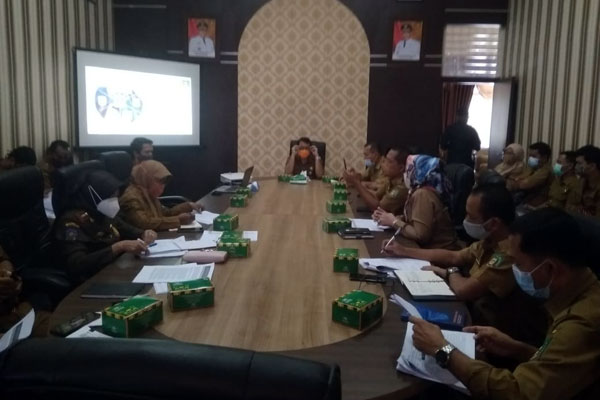 ARAHAN: Bupati Langkat, diwakili Sekdakab Langkat H Indra Salahuddin, saat memberikan arahan di depan peserta rapat evaluasi Smart City 2020 di Ruang Rapat Sekdakab Langkat, Senin (19/10).ILYAS EFFENDY/SUMUT POS.