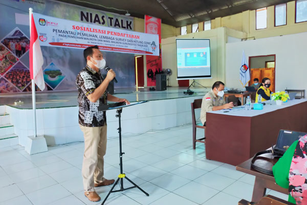 BUKA: Komisioner KPU Kota Gunungsitoli Fajarman Zalukhu saat membuka sosialisasi pendaftaran pemantau pemilihan, lembaga survei, dan hitungan cepat di D’Pakar Resto, Kelurahan Pasar, Kota Gunungsitoli.ADIELI LAOLY/SUMUT POS.