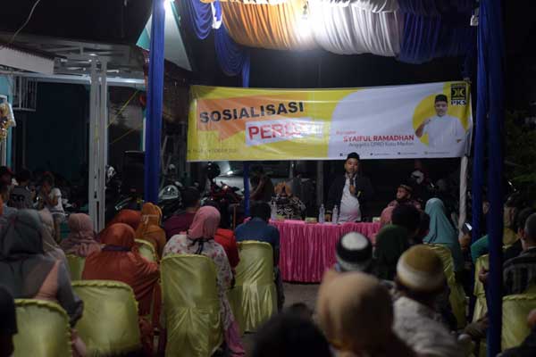 SOSIALISASI: Anggota DPRD Medan , Syaiful Ramadhan saat sosialisasi Perda Nomor 4 Tahun 2012.
