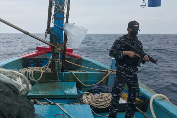 SIAGA: Personel TNI AL bersiaga dengan senjata laras panjang saat mengamankan kapal ikan Vietnam.fachril/sumut pos.