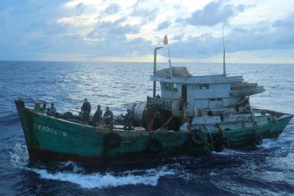 AMANKAN: TNI-AL saat menangkap dua kapal berbendera Vietnam di Perairan Natuna. Penangkapan tersebut karena dua kapal tersebut melakukan pencurian ikan di perairan Indonesia.