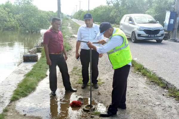 PERAWATAN: Kegiatan perawatan di pipa milik PDAM di Jalan Pulau Sicanang dan Jalan Hidayah, Kelurahan Sicanang, Kecamatan Medan Belawan.