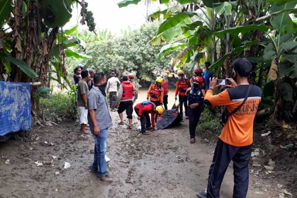 EVAKUASI: Tim Search and Rescue (SAR) saat mengevakuasi jasad pria yang hanyut di Sungai Belawan, kemarin. fachril/sumut pos.