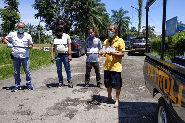 REKONsTRUKSI: Tersangka Resada Sembiring saat menjalani adegan rekonstruksi pembunuhan Bebas Sembiring di Lapangan Mapolres Binjai, Rabu (14/10).