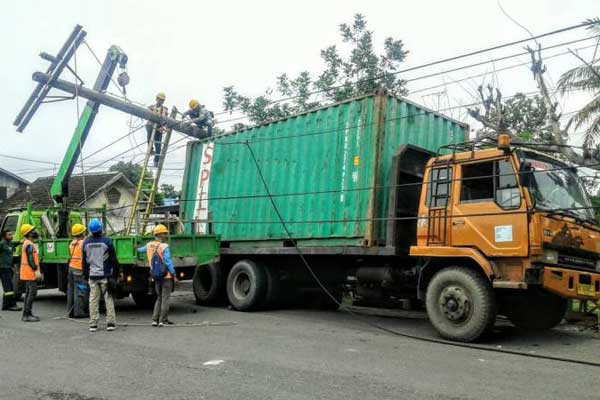 PATAH: Tiang listrik patah setelah disenggol truk kontainer di Jalan Titi Pahlawan, Senin (5/10).fachril/sumu tpos.