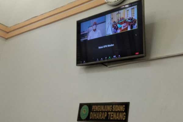 SIDANG: Mantan Wali Kota Medan, Dzulmi Eldin (di layar monitor) saat menjalani sidang Peninjauan Kembali (PK) terhadap putusan Pengadilan Tipikor Medan secara virtual, Rabu (14/10).