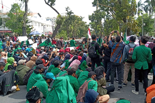 AKSI: Puluhan mahasiswa saat menggelar aksi menolak UU Cipta Kerja di depan Kantor Gubernur Sumut, Jalan Pangeran Diponegoro, Jumat (9/10). Foto atas, gedung DPRD Sumut paska-unjukrasa, Kamis (9/10). triadi wibowo/sumut pos.