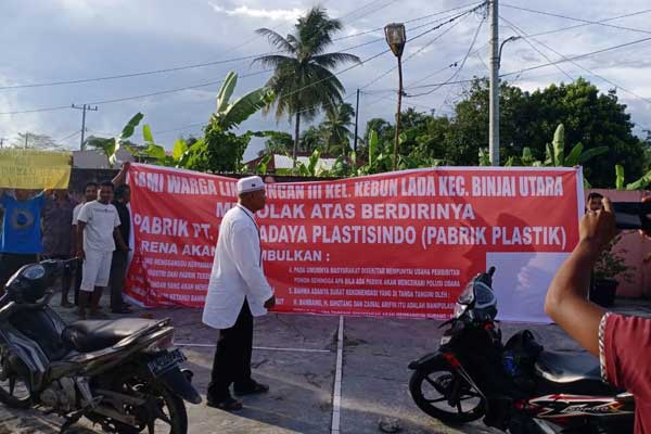 BATAL: Warga Lingkungan 3, Kelurahan Kebun Lada, Kecamatan Binjai Utara, Kota Binjai, yang berencana melakukan aksi protes dan menolak pendirian pabrik plastik, terpaksa batal, karena terendus pihak kepolisian.