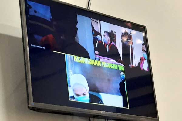 SIDANG: Rahmat Hidayat alias Aleh (layar monitor) menjalani sidang tuntutan, Kamis (1/10).M idris/sumut pos.