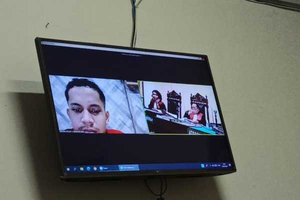 SIDANG VIRTUAL: Youtuber Aleh-aleh Khas Medan, Rahmad Hidayat alias Aleh menjalani sidang putusan secara virtual di PN Medan, Jumat (9/10).gusman/sumut pos.