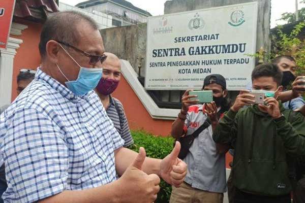 KLARIFIKASI: Calon Wali Kota Medan Akhyar Nasution acungkan dua jempol kepada wartawan usai memberi klarifikasi di Sentra Gakkumdu Medan, pekan lalu.