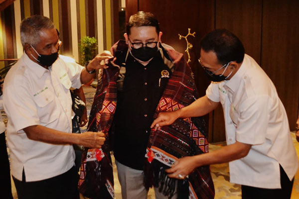 HKTI SUMUT: Ketua Umum DPN HKTI DR Fadli Zon SS MSc bersama Ketua DPD HKTI Sumut H Gus Pasaribu SE Ak MM beserta pengurus dan undangan pelantikan HKTI Sumut di Hotel Le Polonia Medan, Senin (26/10).DEDDI MULIA PURBA/SUMUT POS .