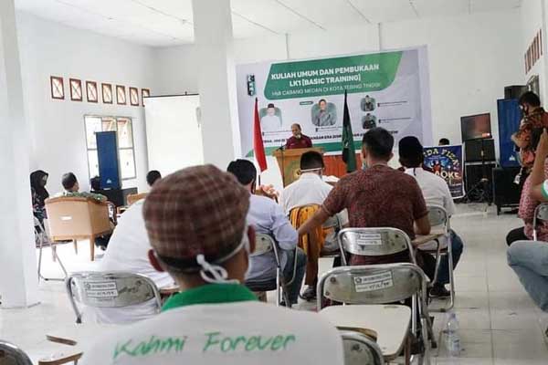 HADIRI: Wali Kota Tebingtinggi Unar Zunaidi Hasibuan ketika membuka kegiatan latihan basic 1 training HMI di Tebingtinggi.SOPIAN/SUMUT POS.