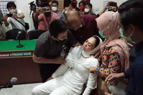 PINGSAN: Terdakwa, Febi Nur Amelia sempat pingsan saat menjalani sidang di PN Medan, kemarin.