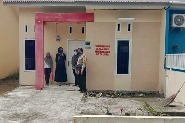 DATANGI: TGTPP Covid-19 Kelurahan Lalang Kecamatan Rambutan Kota Tebingtinggi datangi rumah kediaman di Lingkungan II Kelurahan Lalang.