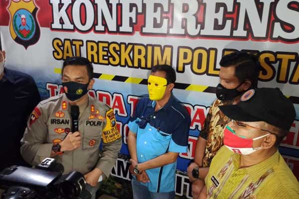 PAPARAN: Waka Polrestabes Medan AKBP Irsan Sinuhaji memaparkan kasus pelanggaran protokol kesehatan oleh menejemen Hairos Water Park, Jumat (2/10).