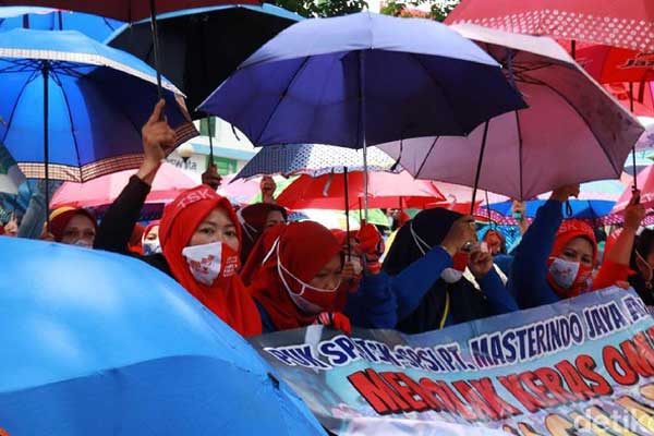 TOLAK Massa buruh menggelar aksi di depan Balai Kota Bandung, Selasa (6/10). Aksi ini dilakukan dalam rangka menolak Omnibus Law Cipta Kerja yang dianggap bakal merugikan buruh. Dalam aksinya mereka membawa payung warna-warni.