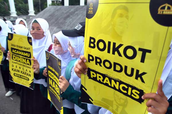 DEMO: Pendemo di Jakarta saat menyerukan boikot produk Prancis. Rencananya di Sumut aksi serupa akan dilakukan ormas Islam setiap hari Jumat.
