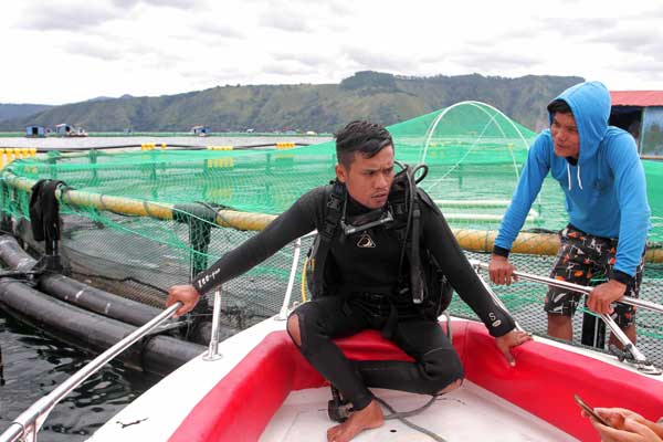 PENYELAM: Dua orang penyelam RSI, Rony Gurning dan Homsir Silaban, bercerita tentang pengalaman mereka sebagai penyelam. triadi wibowo/sumut pos.