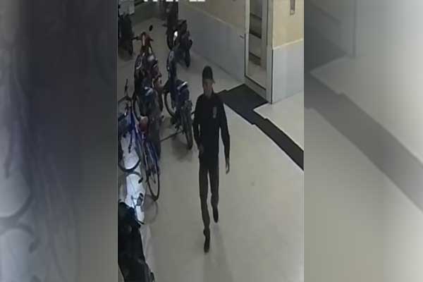 BERAKSI: Pelaku pencurian sepeda motor di Masjid At-Muhtadin, Binjai, terekam CCTV.
