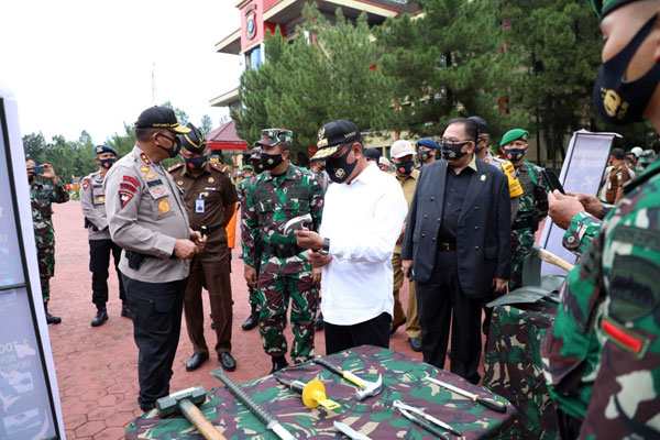 TINJAU Kapolda Sumut Irjen Pol Martuani Sormin, Gubsu Edy Rahmayadi, Ketua DPRD Sumut Baskami Ginting, Kasdam I/BB, dan Kajatisu, saat meninjau persiapan kesiapsiagaan antisipasi bencana alam usai apel gabungan di Lapangan KS Tubun Mapolda Sumut, Senin (9/11) pagi.