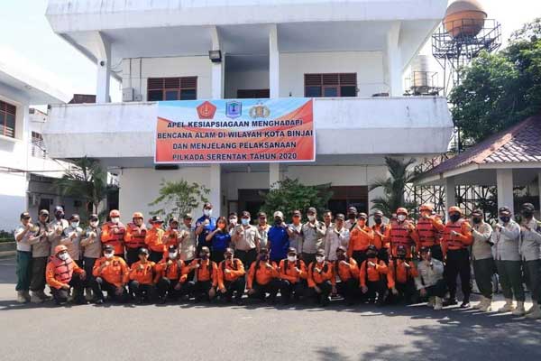 BERSAMA: Peserta Apel Kesiagaan Pemko Binjai diabadikan bersama di Balai Kota Binjai, Rabu (11/11).TEDDY AKBARI/SUMUT POS.