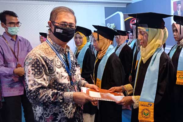 sertifikat: Kepala BKKBN Sumut, Temazaro Zega menyerahkan sertifikat kepada peserta didik Sekolah Orangtua Hebat 2020, pada acara wisuda. di Aula Kantor BKKBN Sumut, Kamis (5/11). M IDRIS/sumu tpos.