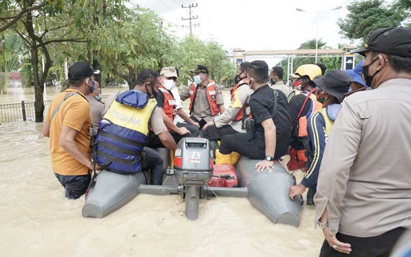 TINJAU: Gubsu Edy Rahmayadi naik perahu karet meninjau banjir yang menggenangi Kota Tebingtinggi, Sabtu (28/11/2020).