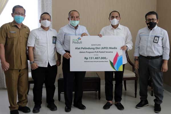 BANTUAN: GM PLN UIW Sumut, M Irwansyah Putra menyerahkan bantuan APD kepada Gubsu, didampingi pejabat PLN UIW Sumut dan Pemprovsu.