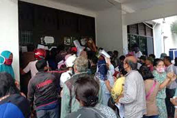 PROTES: Sejumlah warga Kota Medan saat memprotes ke Kantor Dinas Sosial Kota Medan karena tidak mendapat bantuan beras, beberapa waktu lalu.