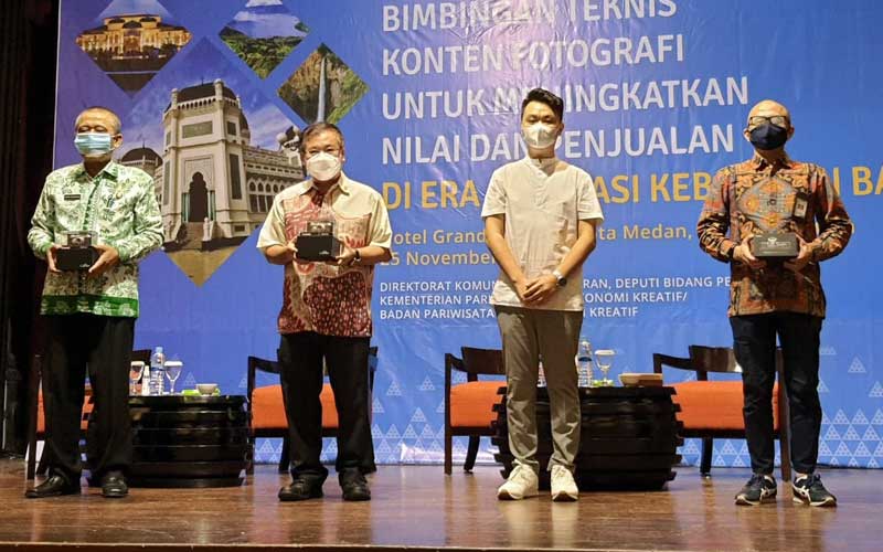 BERSAMA: Kepala Dinas Pariwisata Kota Medan Agus Suriyono, diabadikan bersama Anggota DPR RI Sofyan Tan, pada Bimbingan Teknis Konten Fotografi, Rabu (25/11).BAGUS/SUMUT POS.