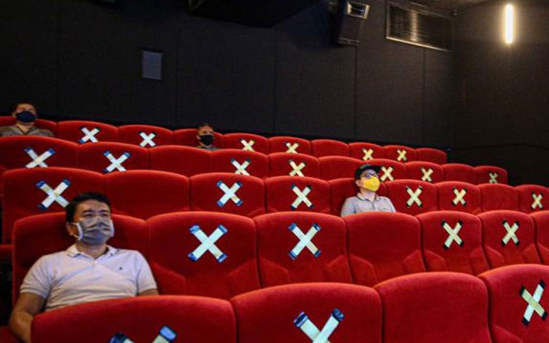 JAGA JARAK: Pengunjung satu bioskop menerapkan protokol kesehatan.