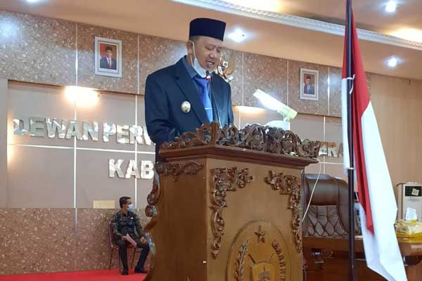 SAMBUTAN: Wabup Langkat, Syah Afandin saat memberikan sambutan pada sidang DPRD PAW Anggota DPRD Langkat. ILYAS EFFENDY/SUMUT POs.