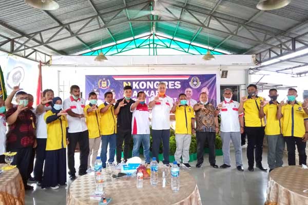 BERSAMA: Bupati Langkat, Terbit Rencana PA foto bersama peserta kongres dan pengurus Askab PSSI Langkat. ILYAS EFFENDY/ SUMUT POS.