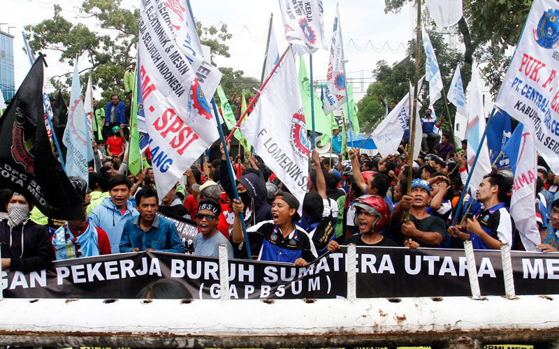 DEMO: Sejumlah buruh saat melakukan aksi unjukrasa di depan Kantor Gubernur Sumut, beberapa waktu lalu. Desember 2020, 16 elemen buruh di Sumut, mengancam gelar aksi demo besar terkait UMP dan UMK se-Sumut.