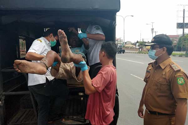 Evakuasi: Pihak Kecamatan Medan Amplas sedang mengevakuasi pria lansia tanpa identitas yang terlantar di Jalan Sisingamangaraja Medan, Senin (16/11).dewi/sumutpos.