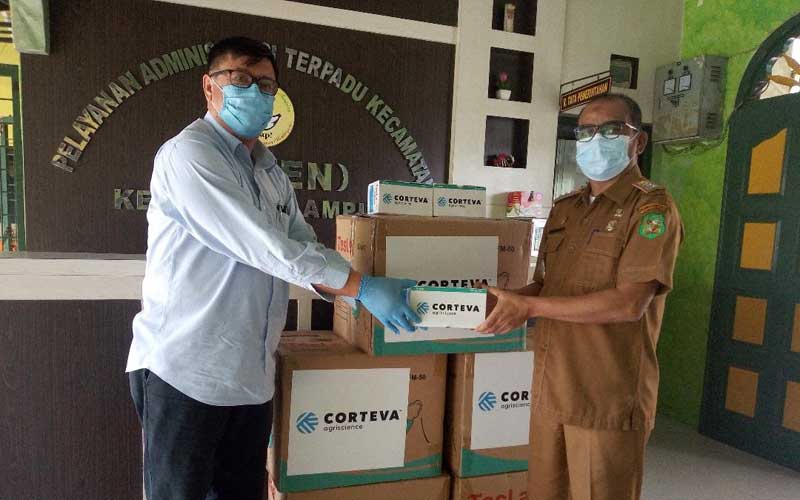 TERIMA: Camat Medan Amplas Edi Mulia Matondang, menerima bantuan 10 ribu masker dari Direktur Corteva Indonesia Medan Site, Ricky Rahardja.