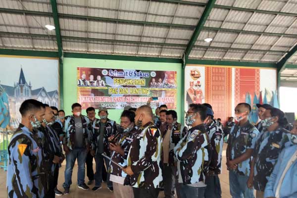 LANTIK: Ketua DPD IPK Kabupaten Karo Gembira Ginting lantik PAC Tigapanah dan 13 ranting.solideo/sumut pos.