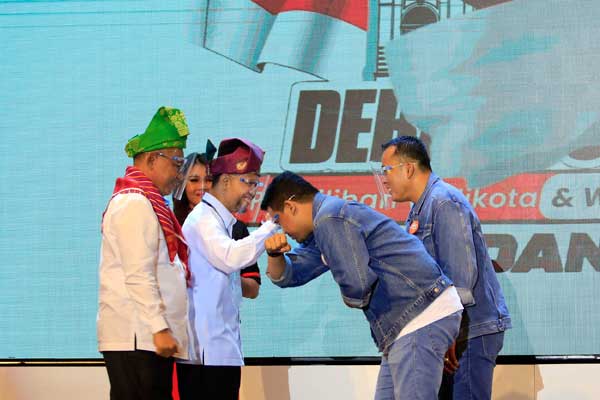 HORMAT: Bobby dan Aulia memberi hormat kepada Ahyar dan Salman usai acara debat publik Pilkada Kota Medan, Sabtu (7/11).