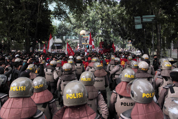 DEMO UU Omnibus Law: Massa aksi saat demo menuntut pembatalan UU Omnibus Law di depan gedung DPRD Sumut, beberapa waktu lalu.