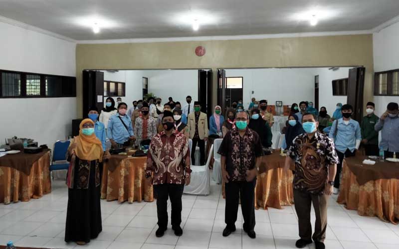 BERSAMA: Alfiansyah Purba bersama narasumber dan peserta Temu Wicara Organisasi Kepemudaan Medan 2020. deking/sumutpos.