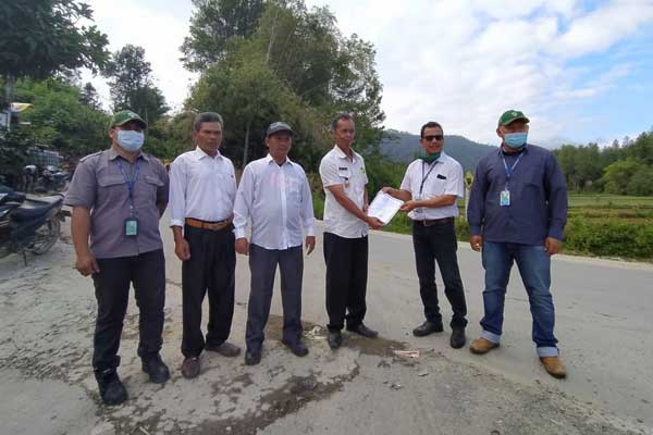 SERAH TERIMA: Manajemen PT TPL saat serah terima pengaspalan jalan ke Kepala Desa Pardomuan, Toba, Rabu (11/11). 