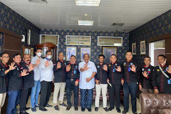 AUDIENSI: Ketua Fraksi Demokrat DPRD Medan, Burhanuddin Sitepu, Wakil Ketua Parlindungan Sipahutar, Sekretaris Ishaq Abrar Mustafa Tarigan, foto bersama. pengurus LSM GANN Sumut usai audiensi, Senin (9/11).ADE ZULFI AS/SUMUT POS.