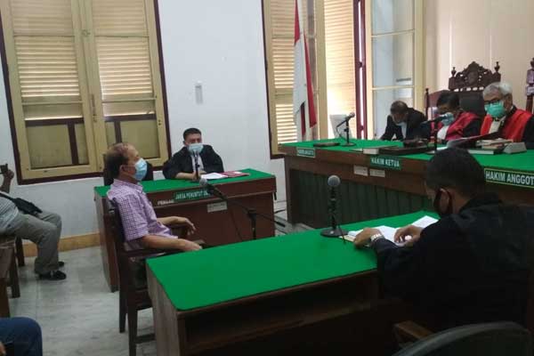 SIDANG: Syamsuri, terdakwa kasus penggelapan uang Rp3 miliar menjalani sidang di PN Medan, Rabu (11/11).gusman/sumut pos.